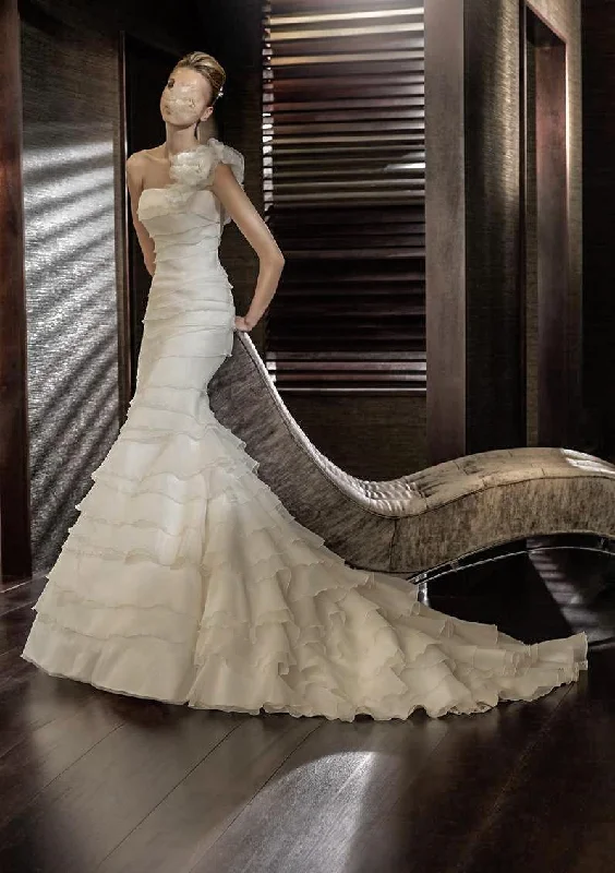 Regal Velvet Gown Pronovias San Patrick Eden Bridal Gown Size 10 Off White Wedding Dress One Shoulder Regal Velvet Gown Pronovias San Patrick Eden Bridal Gown Size 10 Off White Wedding Dress One Shoulder